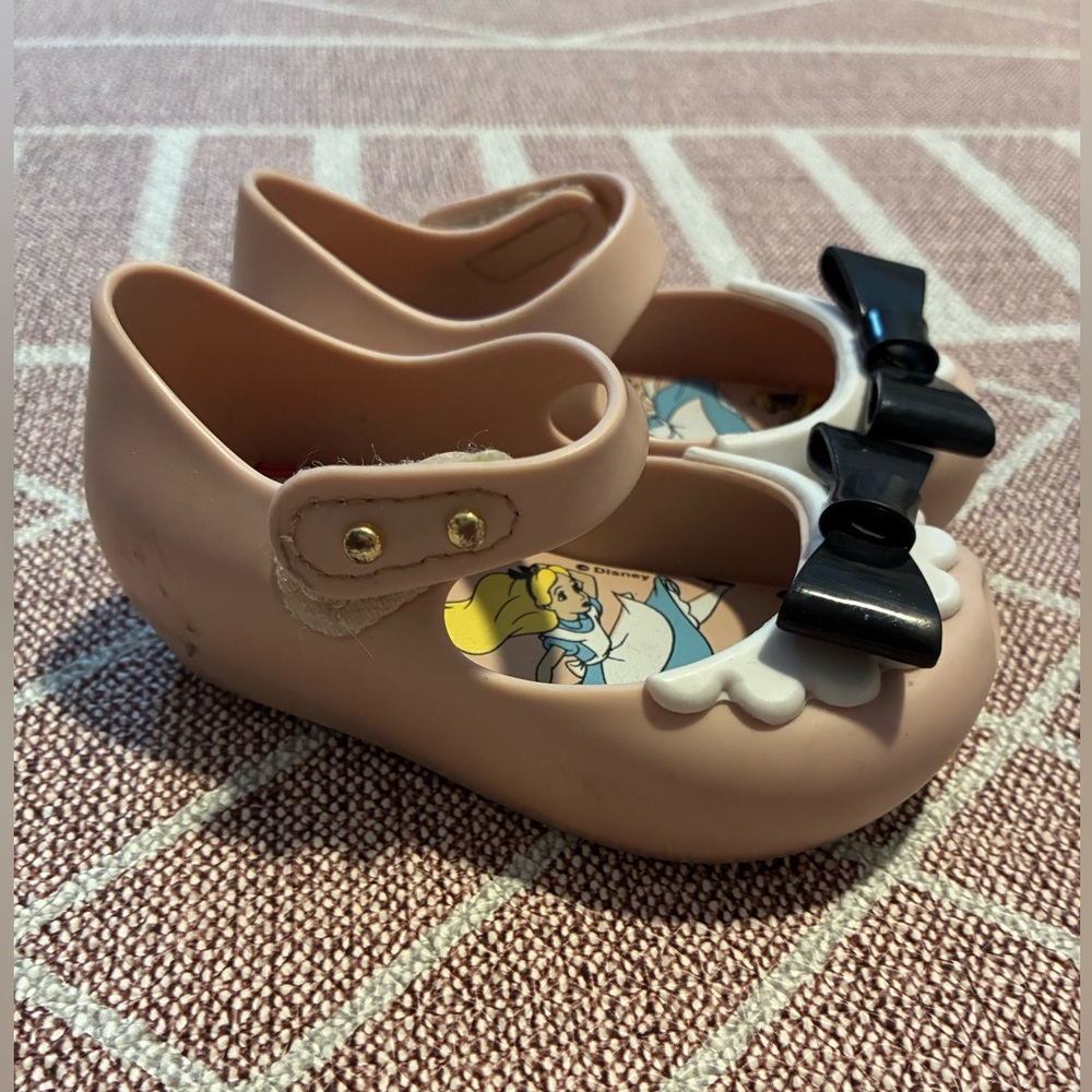 Mini Melissa Alice in Wonderland pink shoes with black bow - Picture 2 of 4